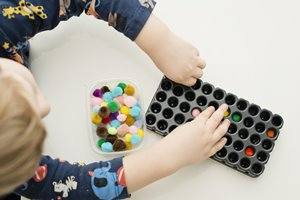 W jaki sposób zabawki sensoryczne pomagają w rozwoju dzieci?