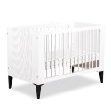 KLUPŚ MIA 120x60 – Białe łóżeczko dziecięce z czarnymi nóżkami