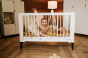 KLUPŚ MIA 120x60 – Białe łóżeczko dziecięce z czarnymi nóżkami