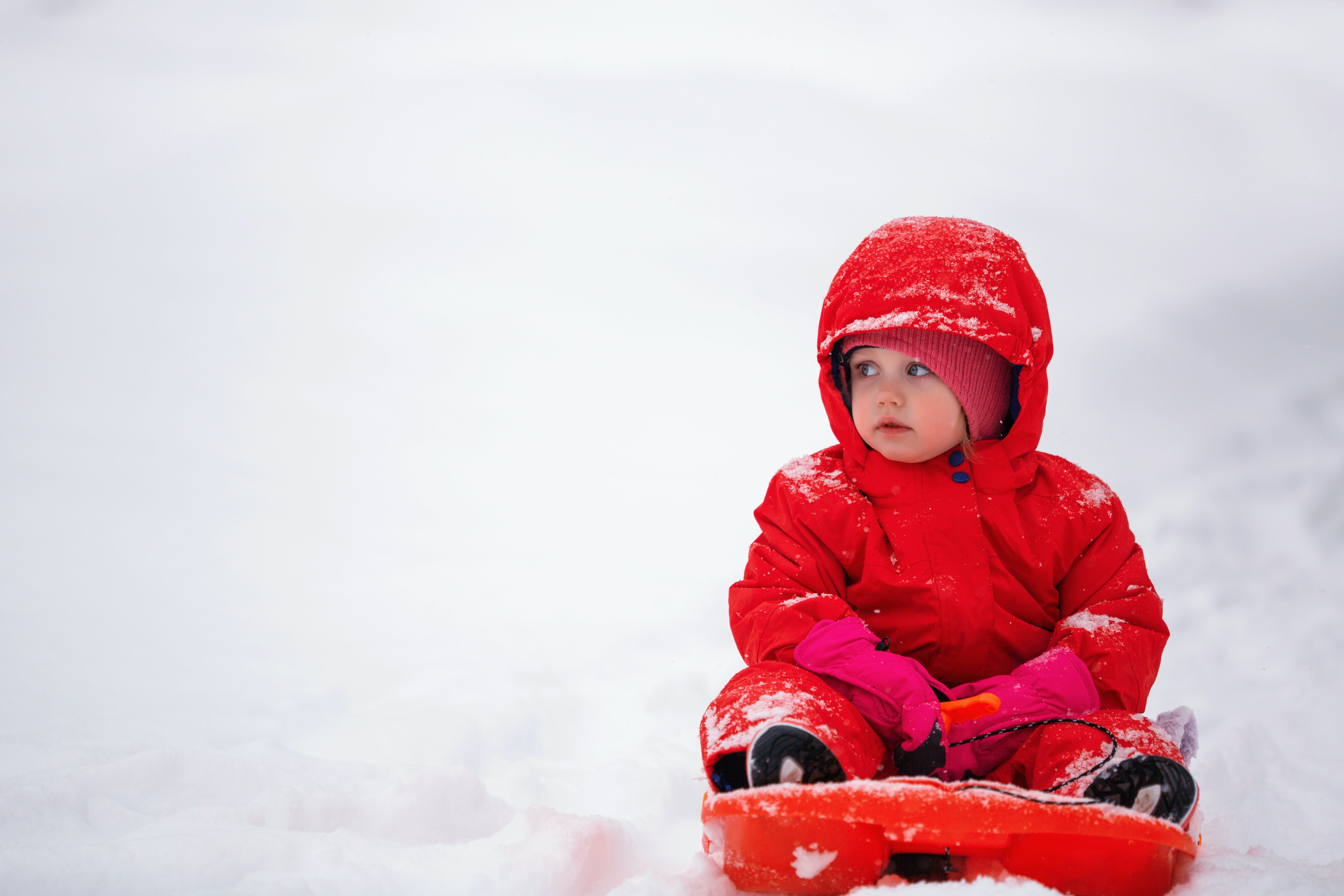Jak dbać o rozwój fizyczny dziecka zimą? Co warto wiedzieć?
