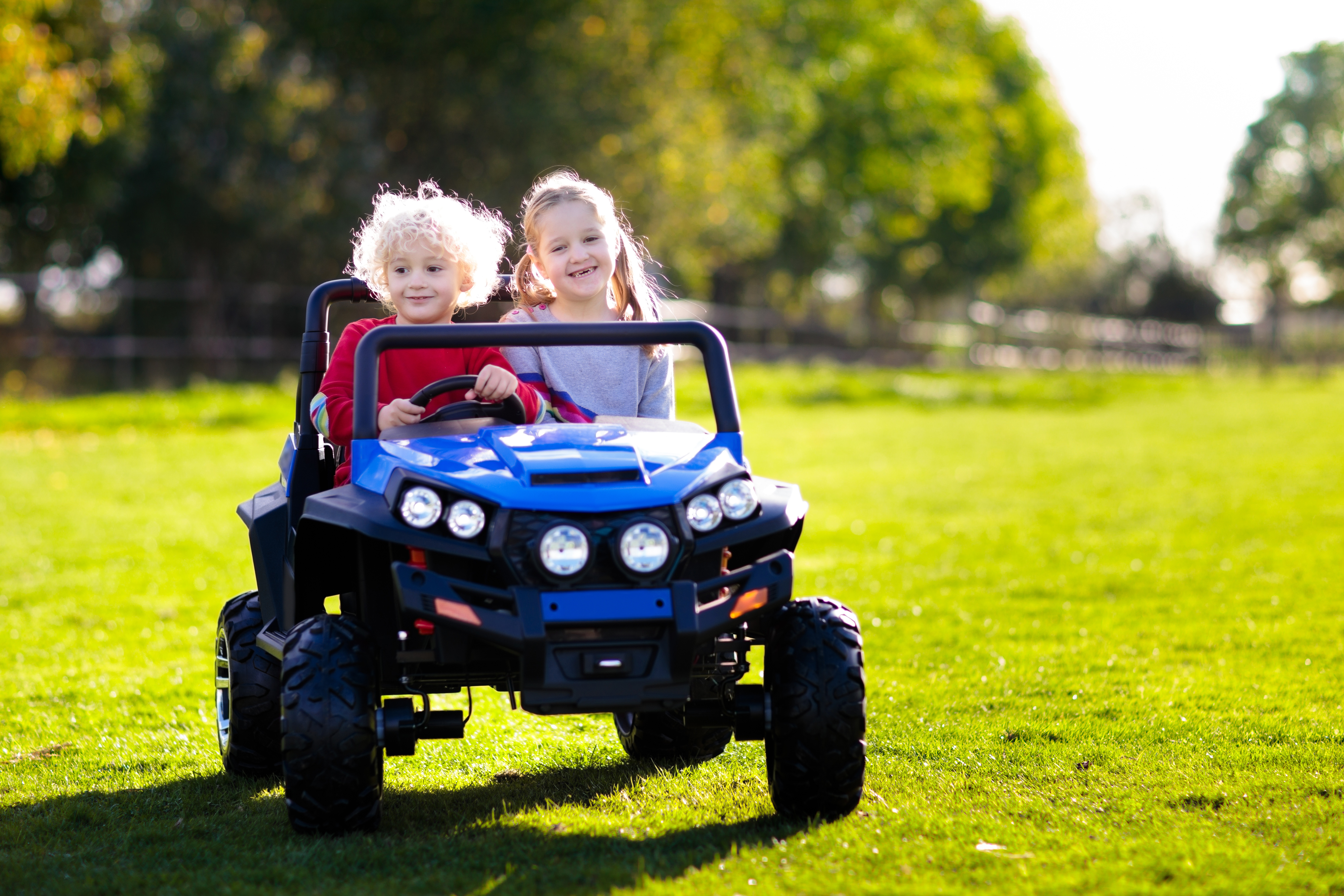 Ogrodowe pojazdy dla dzieci - na jakie autko na akumulator warto postawić?