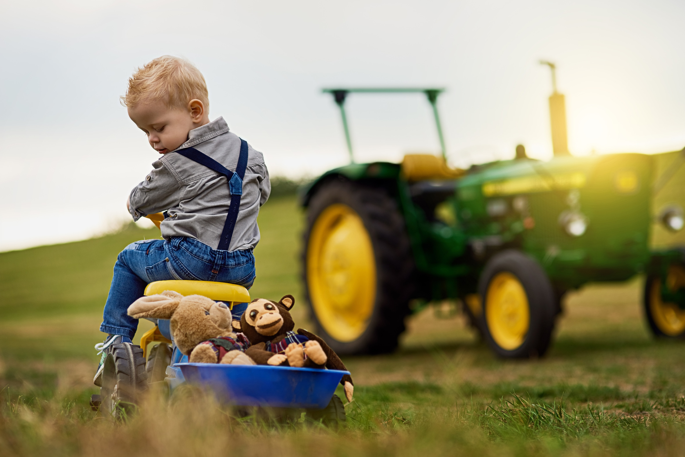 Zabawkowe traktorki dla dzieci — jak wpływają na rozwój motoryczny młodych ludzi?