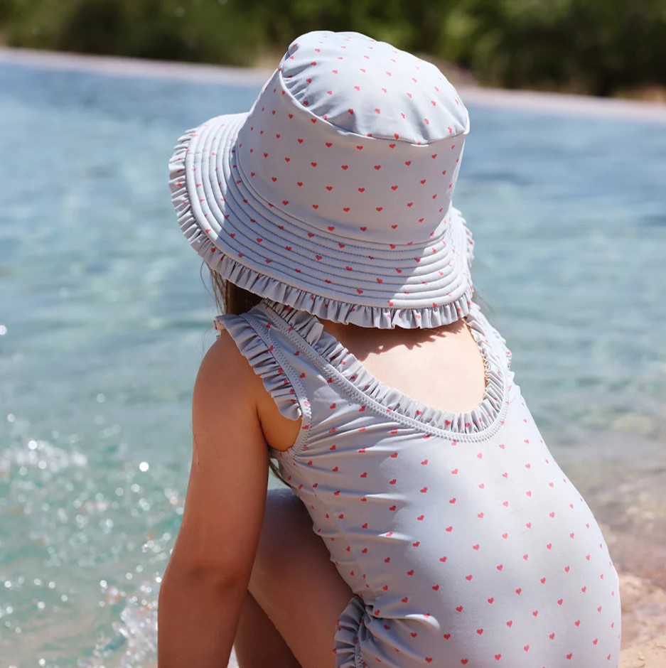 Stroje kąpielowe z filtrem UV a zwykłe kostiumy – dlaczego warto zainwestować?